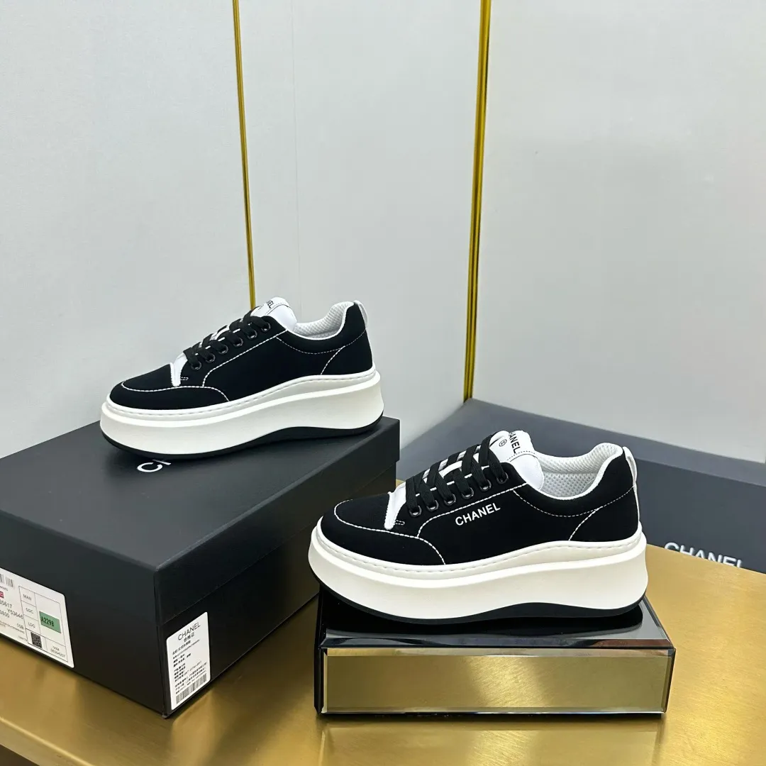 👟👟Ex-factory price 600👟👟 Upgraded version, upgraded version, upgraded version! No rebuttal accepted! ! ! ! Chanel Chanel panda shoes! 2025 counter's top casual sports shoes. This classic design; the upper is electro-embroidered with a variety of techniques; the outsole is fashionable and sporty; the unusual inclusion of a variety of color matching elements... The diversified mix and match is very good-looking and versatile, and can be used for leisure, fashion, sports, and outdoor... ꫛꫀꪝ Go➫ Materials: ❶Upper made of: original imported first-layer silk cowhide + original waterproof cloth + original first-layer cowhide ❷Inner lining: Original Yangli+Net ❸Outsole based on: Original TPU combination outsole Counter boutique packaging complete set for women 35–41 👉 👉